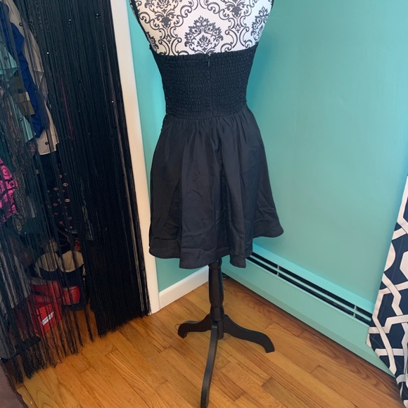 Great little party dress.  Size Medium. - Picture 4 of 6